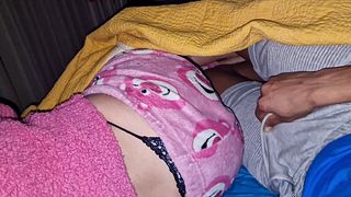 ENCUENTRO A MI CUÑADA SOLA  ACOSTADA EN PIJAMA  ME CONFUNDE CON SU NOVIO Y TERMINAMOS COGIENDO RICO EN CUCHARITA CREAMPIE EN SU COÑO ESTRECHO