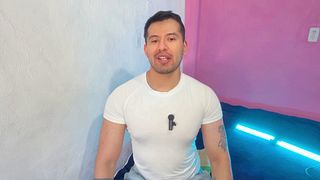 Chacalon dotado 21cm le rellena el culo de un militar musculoso a pelo en los arbustos de un parque. relato sexual