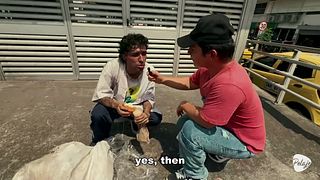 A beggar from Bucaramanga is picked up off the street by a gay man, who takes him to a motel under the pretext of helping him, in reality he fucks him