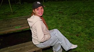 Sexo ANAL arriesgado en el coche público con desconocido.