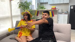 Mi cachonda latina mejor amiga me espera sin ropa interior y apuesta su rico coño mojado si llega a ganar su equipo. Especial del mundial 2026!